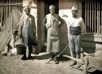 Tre lavoratori del Senegal davanti a una casa, Soissons, Aisne, Francia, 1917